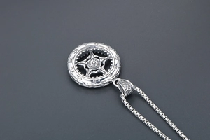 Détail macro du pendentif roue en argent sterling S925 avec gravures romaines