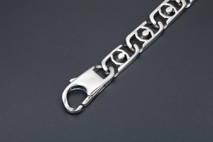 Gros plan détaillé sur le bracelet en acier inoxydable poli avec fermoir mousqueton robuste