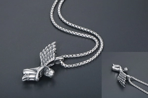 Détails du pendentif ange vintage avec ailes ciselées et une chaîne maille vénitienne