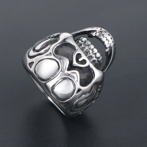 Bague tête de mort pour homme en argent vieilli avec détails de style punk gothique