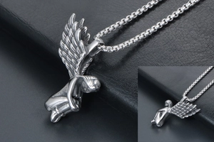 Détail du pendentif ange argenté avec ailes sculptées sur une chaîne box
