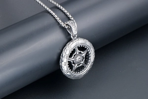 Gros plan du pendentif roue punk avec motif étoile et détails de chiffres romains