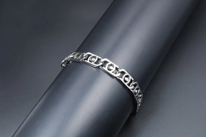 Gros plan d'un bracelet en acier inoxydable argenté avec maillons hexagonaux industriels