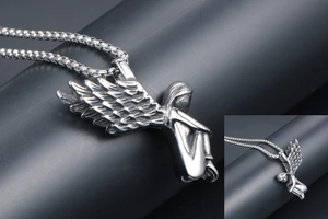 Gros plan détaillé du pendentif ange en argent rétro avec texture de plumes fine