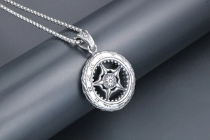 Détail d'un pendentif roue argenté rétro avec chiffres romains sur chaîne box