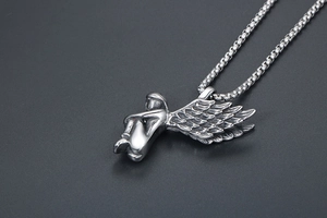 Gros plan détaillé d'un pendentif ange en argent avec des ailes sur une chaîne
