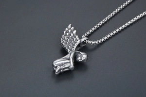 Détail macro du pendentif ange déchu en argent vintage avec ailes sur chaîne box