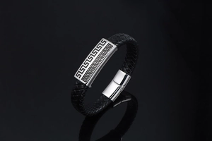 Vue détaillée du bracelet en cuir tressé pour homme avec boucle en métal à motif grec