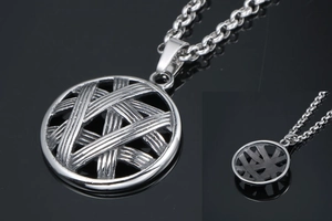 Detail der Titanstahl Dreamcatcher Halskette mit gewebtem Gittermuster im Retro-Stil