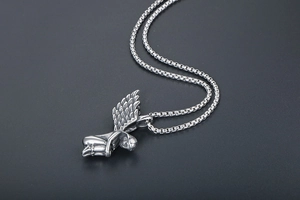 Vue détaillée du pendentif ange en argent vintage avec ailes et chaîne maille vénitienne