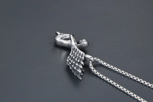 Gros plan du pendentif ange rétro en acier inoxydable avec ailes et finition argentée