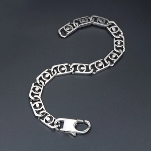 Bracelet minimaliste en acier inoxydable argenté avec maillons évidés et fermoir homard