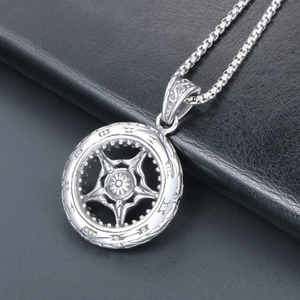 Collier roue punk avec pendentif fleur étoilée et chaîne gourmette sur cuir noir