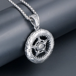 Collier rétro en acier avec motif d'étoile et chiffres romains sur chaîne vénitienne