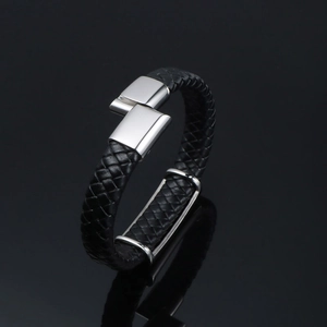 Bracelet classique en cuir tressé pour homme avec boucle en métal argenté poli sur fond