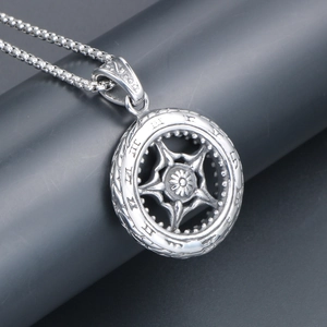 Collier roue punk pour homme avec chiffres romains et détail de pendentif étoile vintage