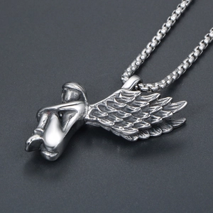 Collier avec pendentif d'ange vintage en argent oxydé avec ailes aux détails fins