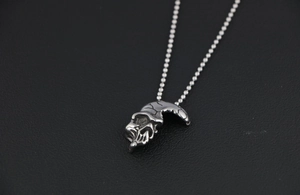 Détail du pendentif tête de mort punk rétro avec finition argentée sur chaîne à billes
