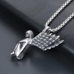 Collier avec pendentif ange argenté de style gothique sur fond de cuir noir texturé