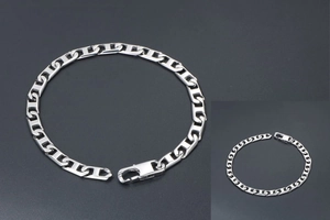 Gros plan d'une chaîne à maillons en argent avec un grand fermoir mousqueton pour homme