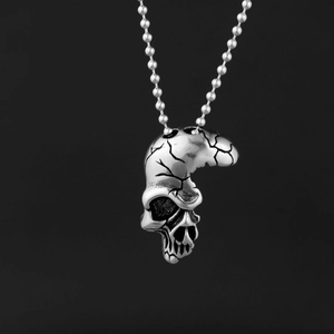 Collier punk gothique avec pendentif demi-crâne en acier inoxydable sur fond noir