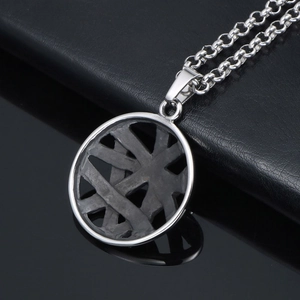 Halskette mit Traumfänger-Anhänger aus Titanstahl und gewebtem Hohlraum-Design für Unisex