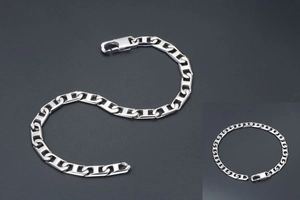 Gros plan détaillé d'un bracelet maille marine en argent avec fermoir mousqueton