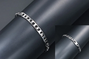 Gros plan d'un bracelet à maillons géométriques en argent poli avec design angulaire