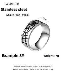Vue détaillée d'une bague en acier de 7,8 mm avec motif toile d'araignée noire et poids de 7g