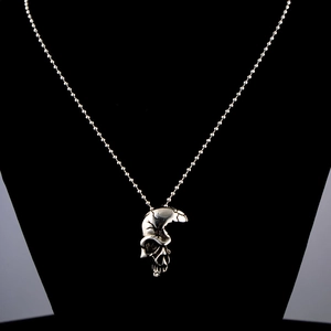Pendentif demi-crâne style punk en acier inoxydable argenté avec chaîne à billes