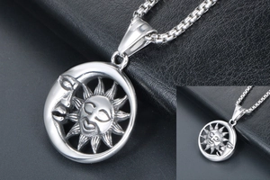 Gros plan du pendentif rétro punk soleil et lune avec gravures évidées sur cuir noir