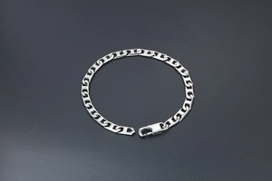 Bracelet maille marine argent polie avec fermoir mousqueton sur fond sombre