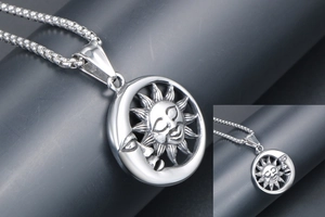 Gros plan détaillé du pendentif soleil et lune vintage avec une chaîne à maille carrée