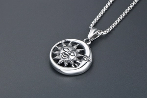 Macro de pendentif soleil et lune en argent rétro avec chaîne à mailles carrées