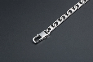 Détail d'un bracelet à maillons d'ancre en métal argenté avec fermoir mousqueton