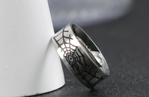 Vue détaillée d'une bague en acier inoxydable argenté avec motif de toile d'araignée