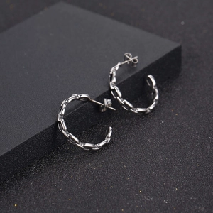 Minimalistische silberne Gliederkette C-Form Creolen aus Titanstahl für Damen