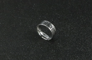 Vue détaillée de la bague en acier titane avec motif de toile d'araignée noire