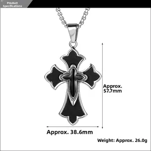 Détail du pendentif croix gothique en acier titane avec dimensions et texture cuir