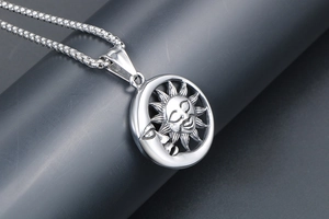 Gros plan sur pendentif soleil et lune style punk vintage avec texture argentée vieillie