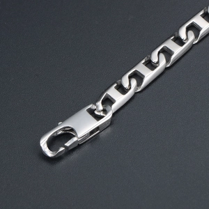 Bracelet chaîne argenté pour hommes avec maillons plats robustes et fermoir mousqueton