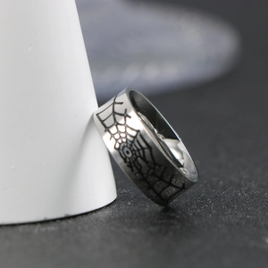 Bague large en acier poli pour homme avec motif toile d'araignée noire détaillée