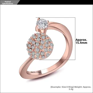 Dettaglio dell'anello in oro rosa a forma di fiore con cristalli e dimensioni prodotto