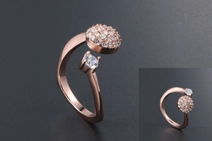 Dettaglio anello in oro rosa con cluster di fiori, cristallo centrale e zirconi incastonati
