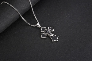 Détail du pendentif croix gothique en acier titane avec incrustation d'émail noir