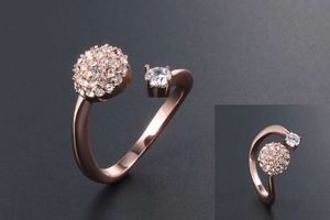 Vista dettagliata dell'anello regolabile in oro rosa con sfera pavé e diamante solitario