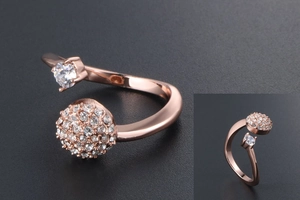 Macro di anello floreale in oro rosa con grappoli di diamanti e design aperto asimmetrico