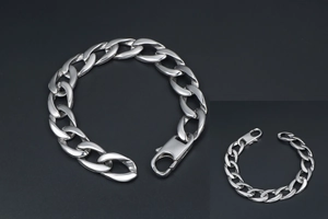 Détail d'un bracelet gourmette argenté avec fermoir mousqueton robuste pour hommes