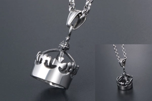 Gros plan détaillé d'un pendentif couronne en argent de style rétro en acier titane