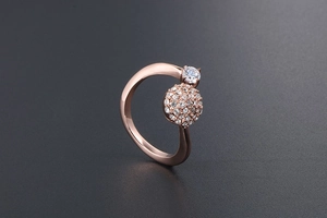 Dettaglio dell'anello a fiore in oro rosa con pavé di cristalli e fascia aperta